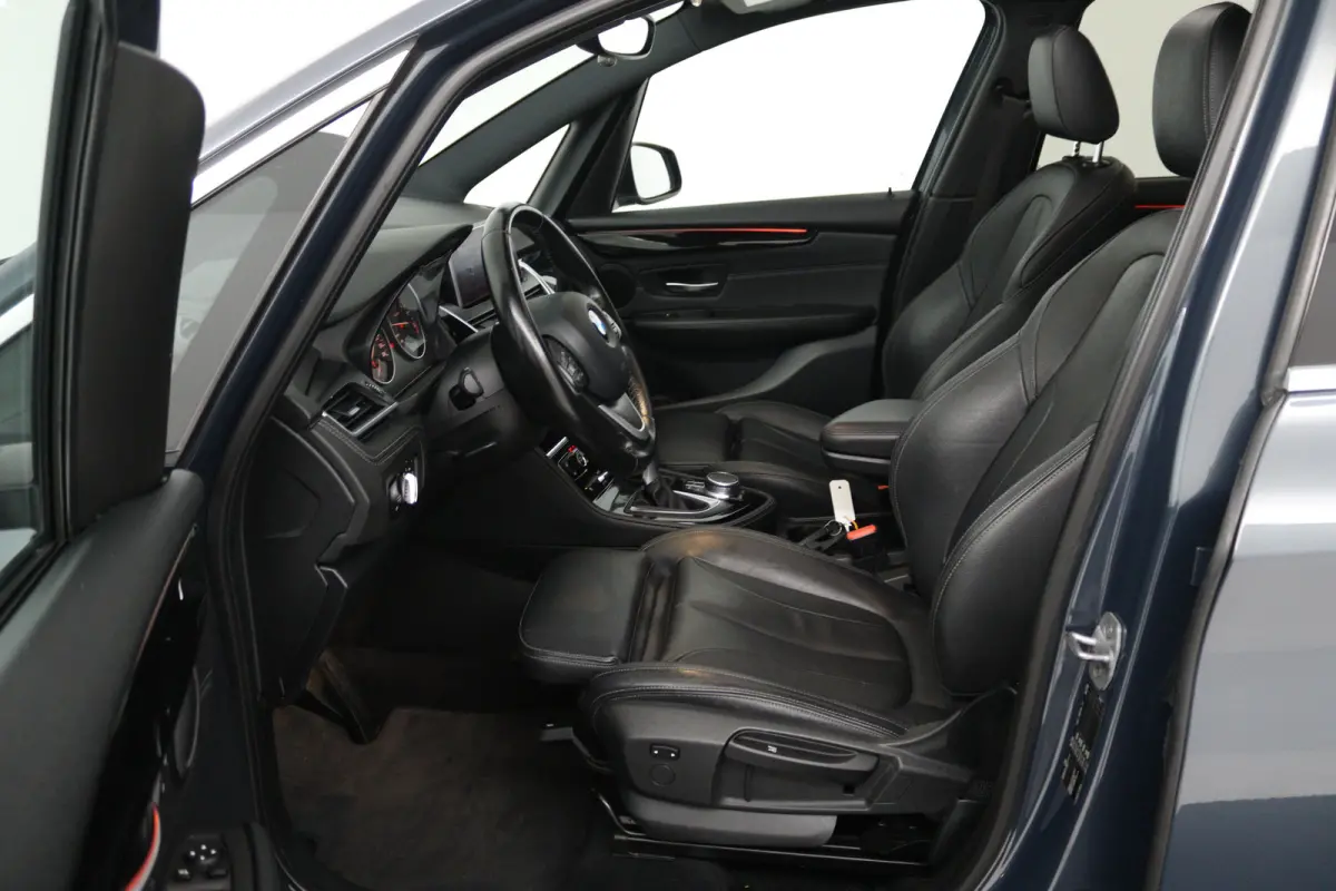 220i High Executive (PANORAMADAK, STOELVERWARMING, TREKHAAK, CAMERA)