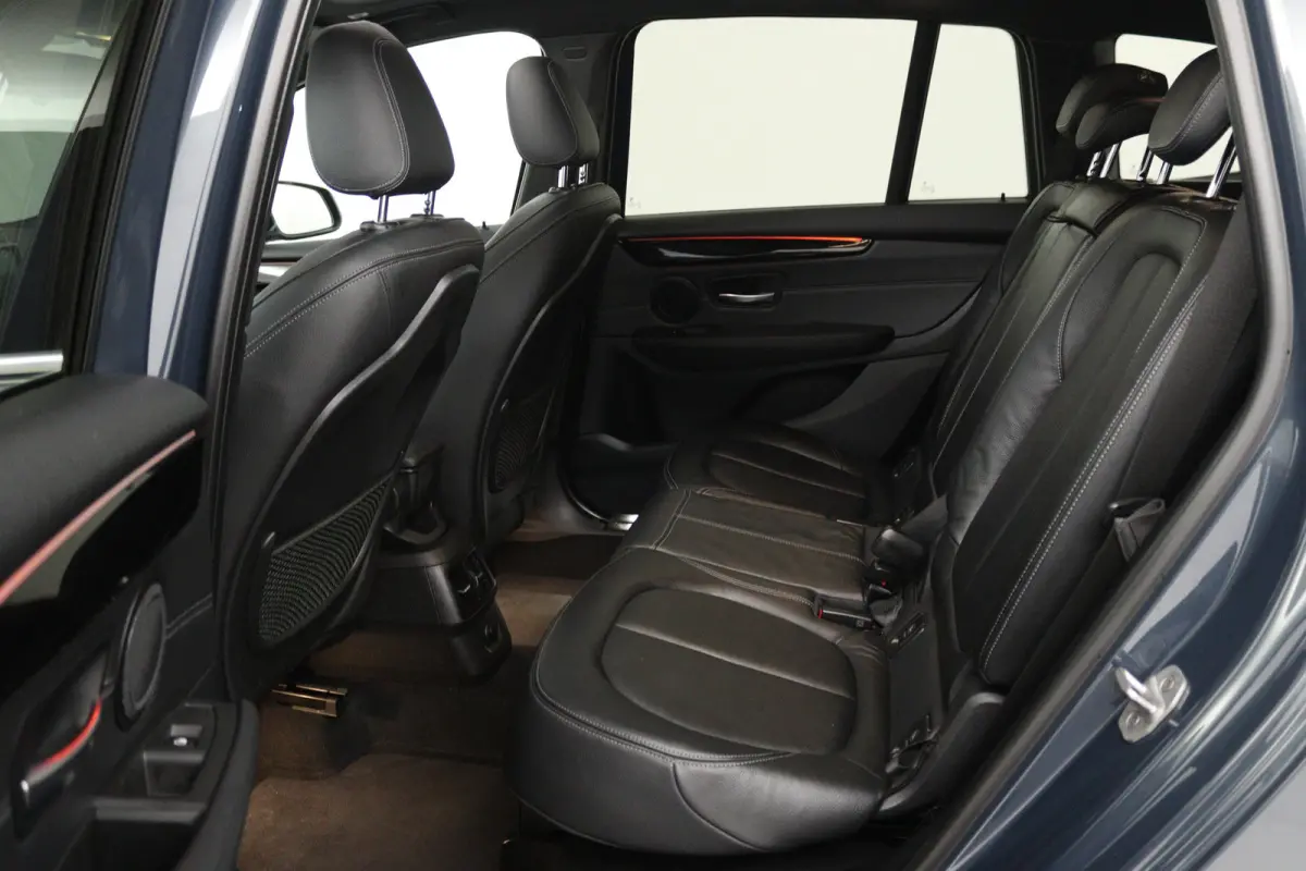 220i High Executive (PANORAMADAK, STOELVERWARMING, TREKHAAK, CAMERA)