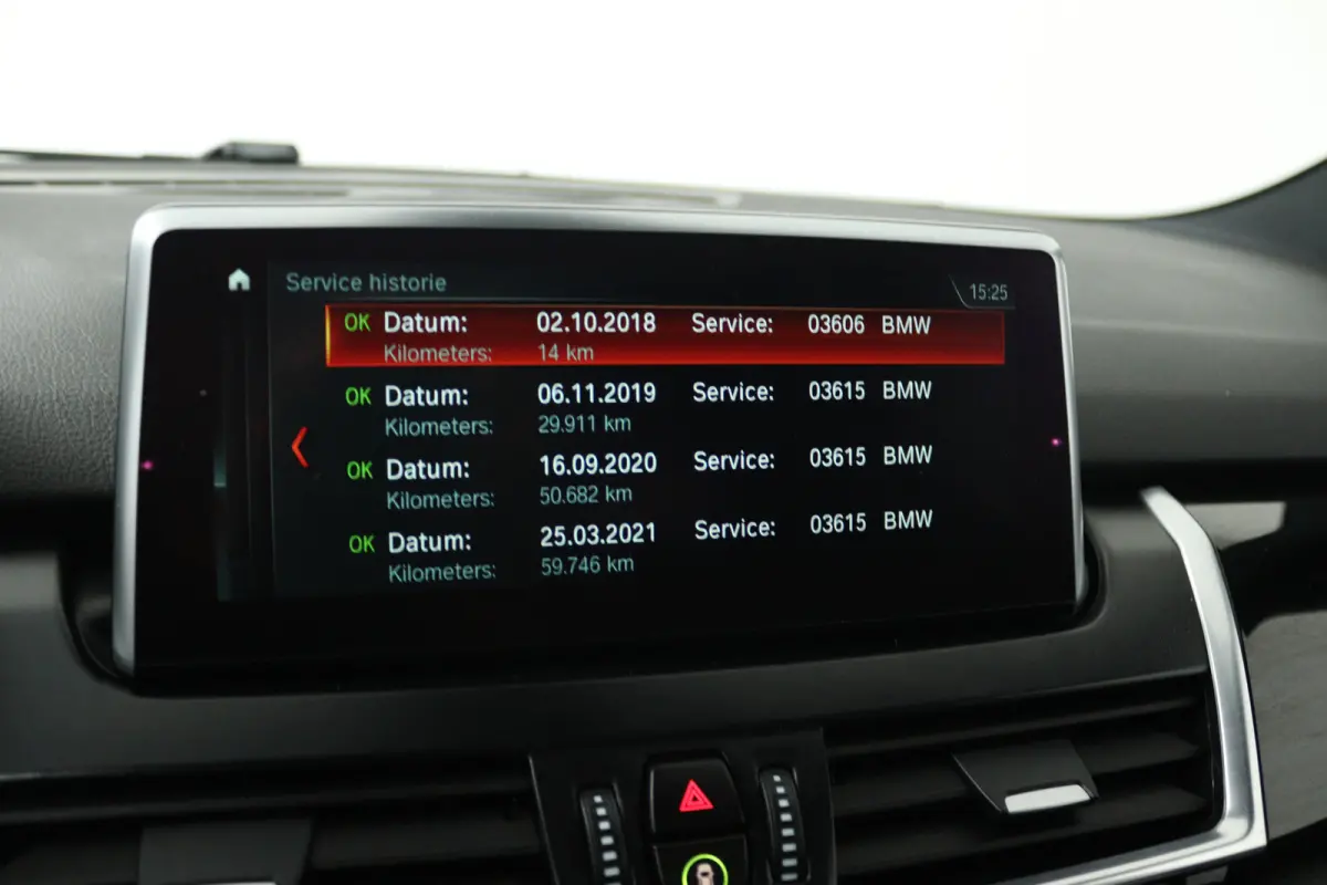 220i High Executive (PANORAMADAK, STOELVERWARMING, TREKHAAK, CAMERA)