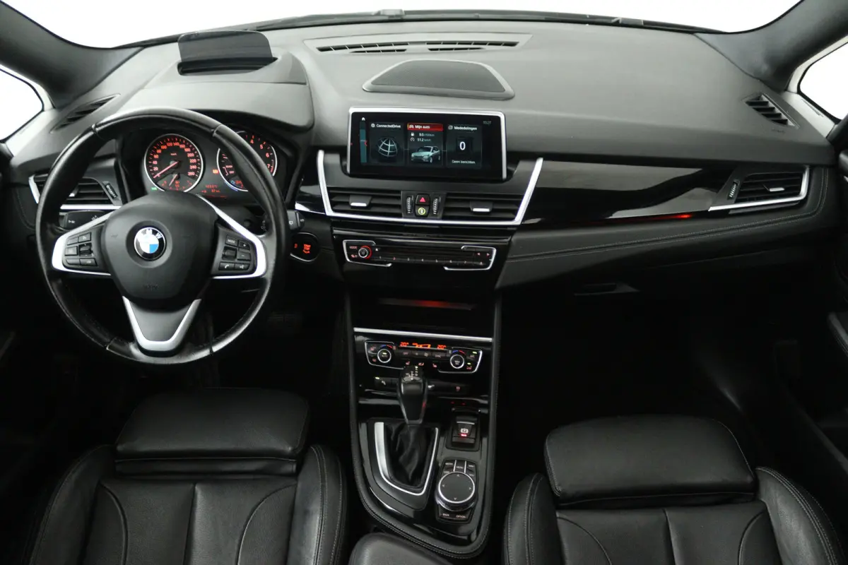 220i High Executive (PANORAMADAK, STOELVERWARMING, TREKHAAK, CAMERA)