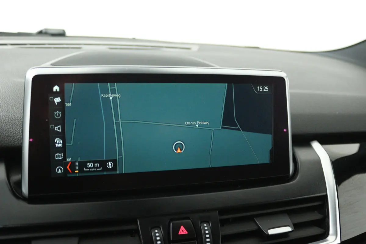 220i High Executive (PANORAMADAK, STOELVERWARMING, TREKHAAK, CAMERA)