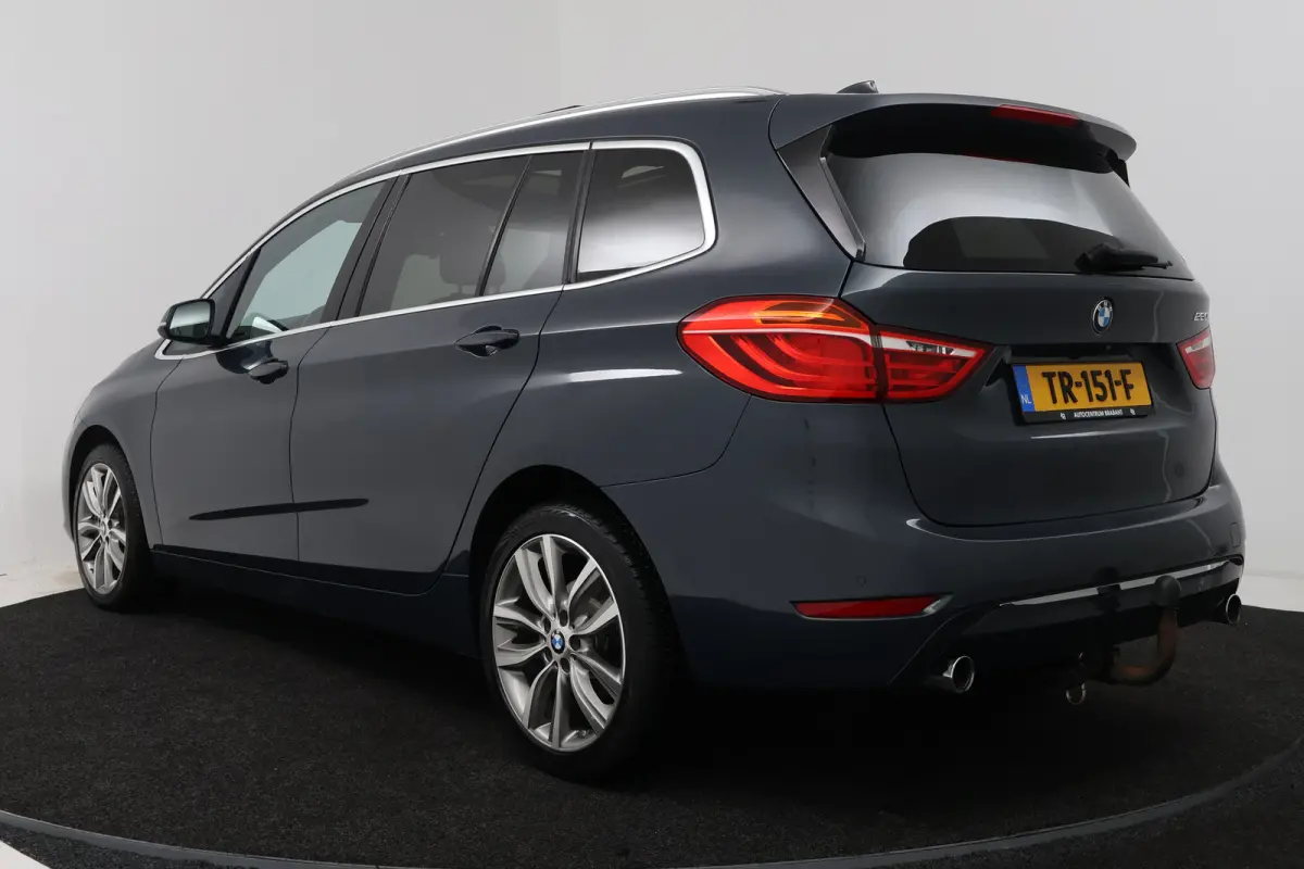 220i High Executive (PANORAMADAK, STOELVERWARMING, TREKHAAK, CAMERA)