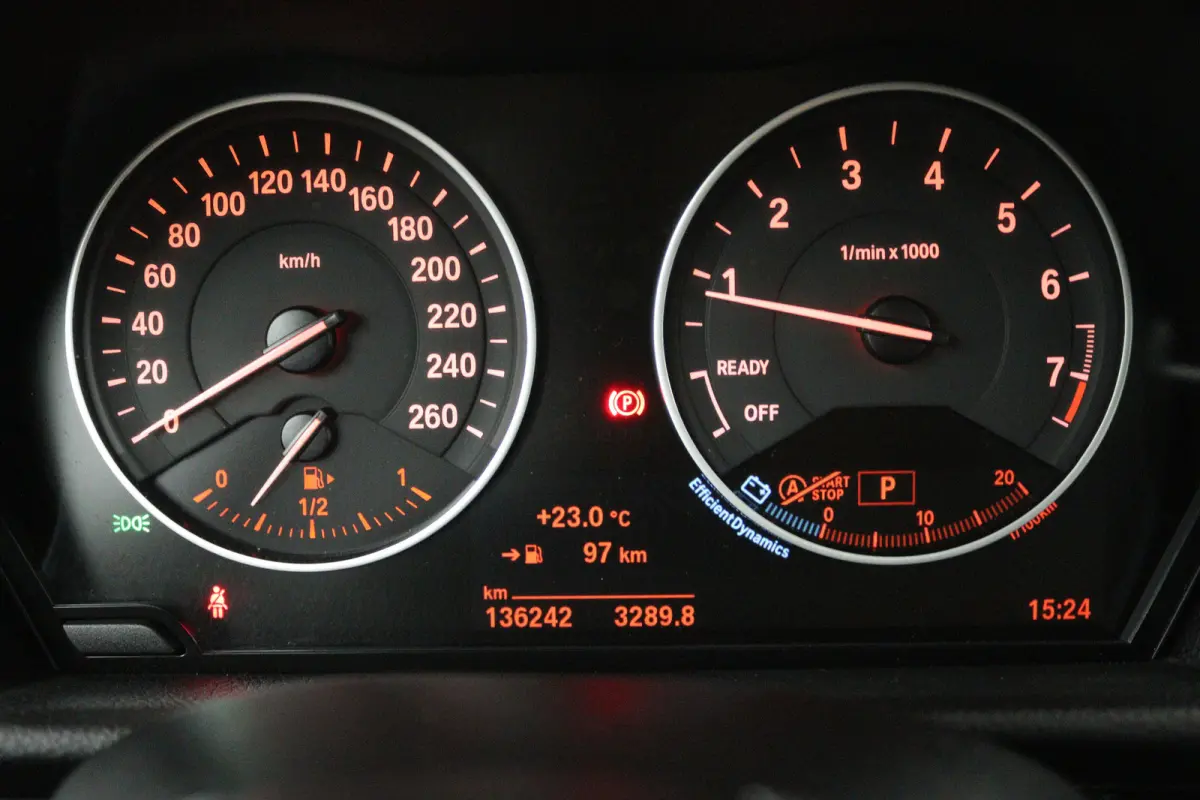 220i High Executive (PANORAMADAK, STOELVERWARMING, TREKHAAK, CAMERA)