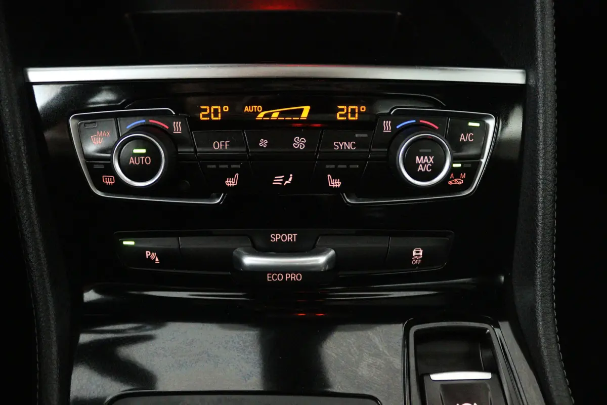 220i High Executive (PANORAMADAK, STOELVERWARMING, TREKHAAK, CAMERA)