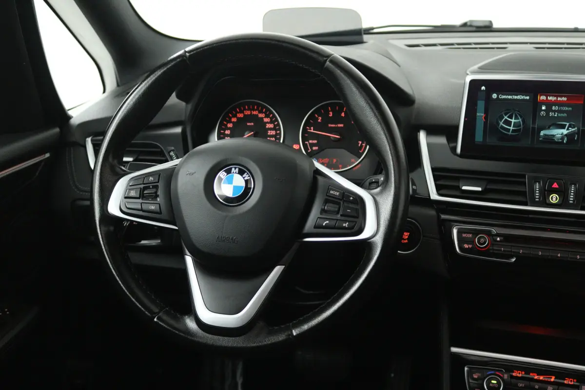 220i High Executive (PANORAMADAK, STOELVERWARMING, TREKHAAK, CAMERA)