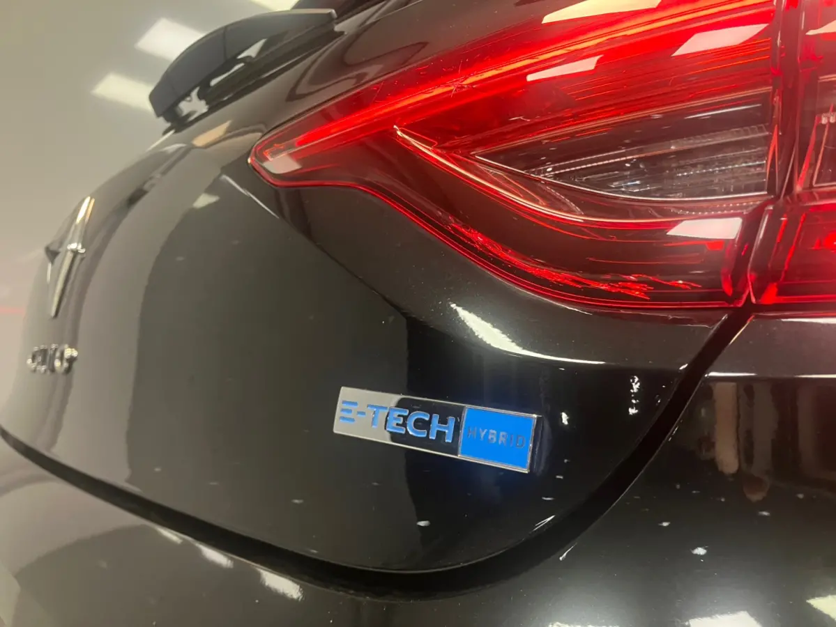 1.6 E-Tech Hybrid 140 R.S. Line | RS| LED | Camera | Navigatie | Trekhaak | Eerste eigenaar |