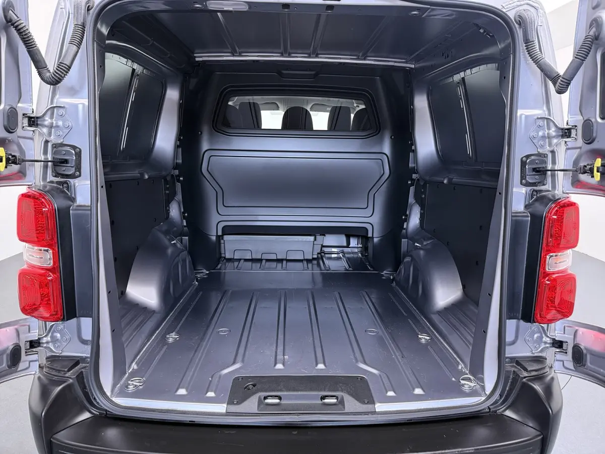 e-Scudo L3H1 50kWh BLACK EDITION | Achterdeuren met ruiten | Airco | Metaalkleur
