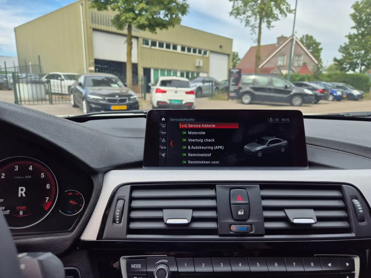 320i Sport Ed Pano CarPlay H&K virtual dash GR Navi Elk. Trekhaak Camera Dode Hoek waarschuwing 19inch M Velgen
