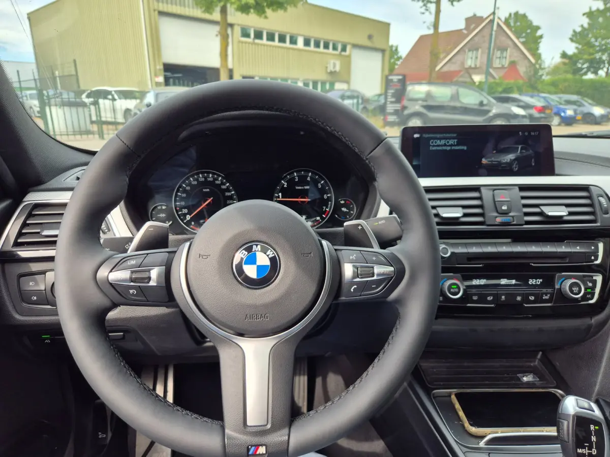 320i Sport Ed Pano CarPlay H&K virtual dash GR Navi Elk. Trekhaak Camera Dode Hoek waarschuwing 19inch M Velgen