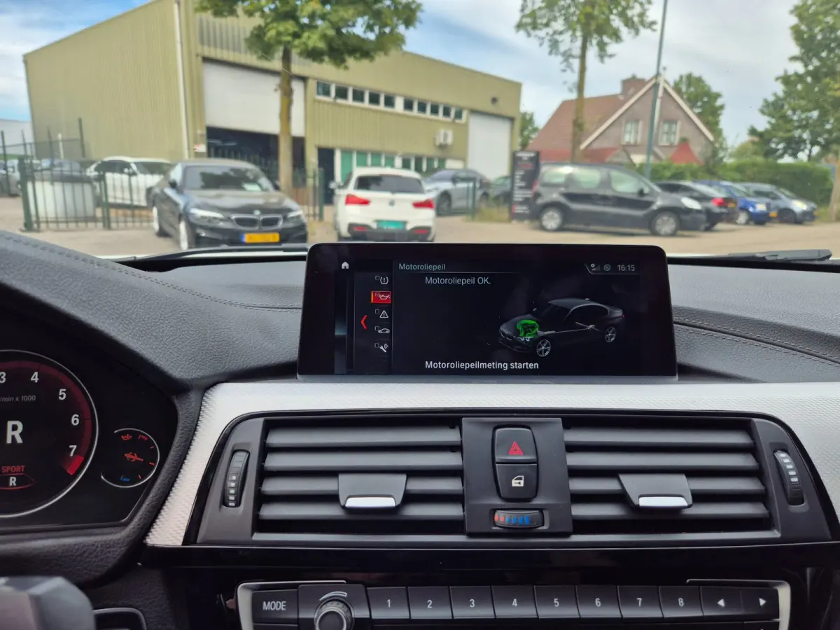 320i Sport Ed Pano CarPlay H&K virtual dash GR Navi Elk. Trekhaak Camera Dode Hoek waarschuwing 19inch M Velgen