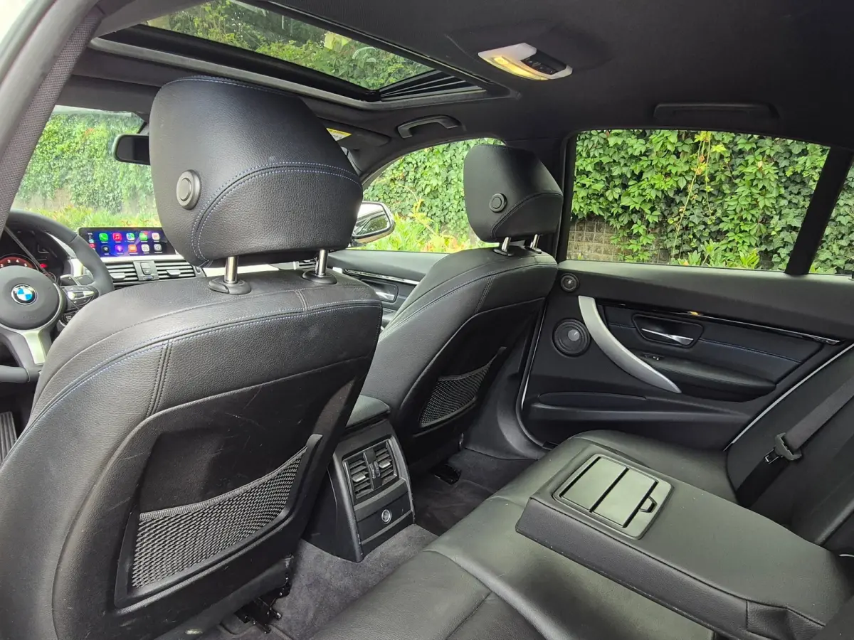 320i Sport Ed Pano CarPlay H&K virtual dash GR Navi Elk. Trekhaak Camera Dode Hoek waarschuwing 19inch M Velgen