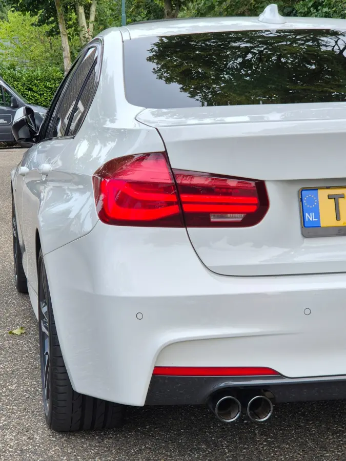 320i Sport Ed Pano CarPlay H&K virtual dash GR Navi Elk. Trekhaak Camera Dode Hoek waarschuwing 19inch M Velgen