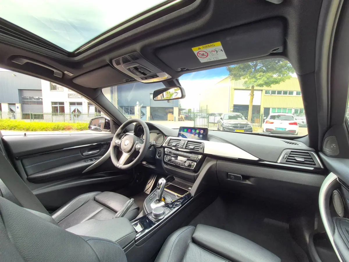 320i Sport Ed Pano CarPlay H&K virtual dash GR Navi Elk. Trekhaak Camera Dode Hoek waarschuwing 19inch M Velgen