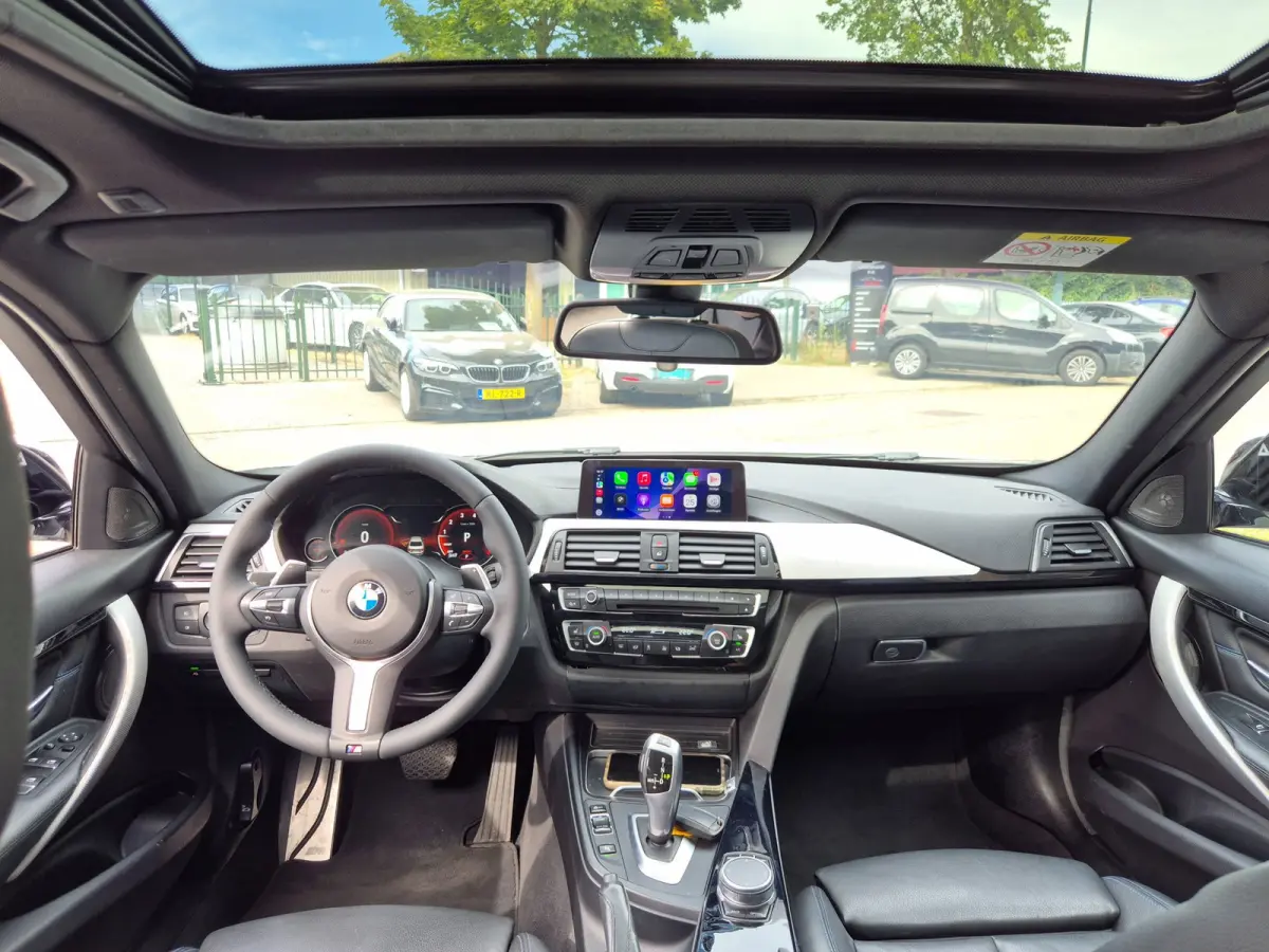 320i Sport Ed Pano CarPlay H&K virtual dash GR Navi Elk. Trekhaak Camera Dode Hoek waarschuwing 19inch M Velgen