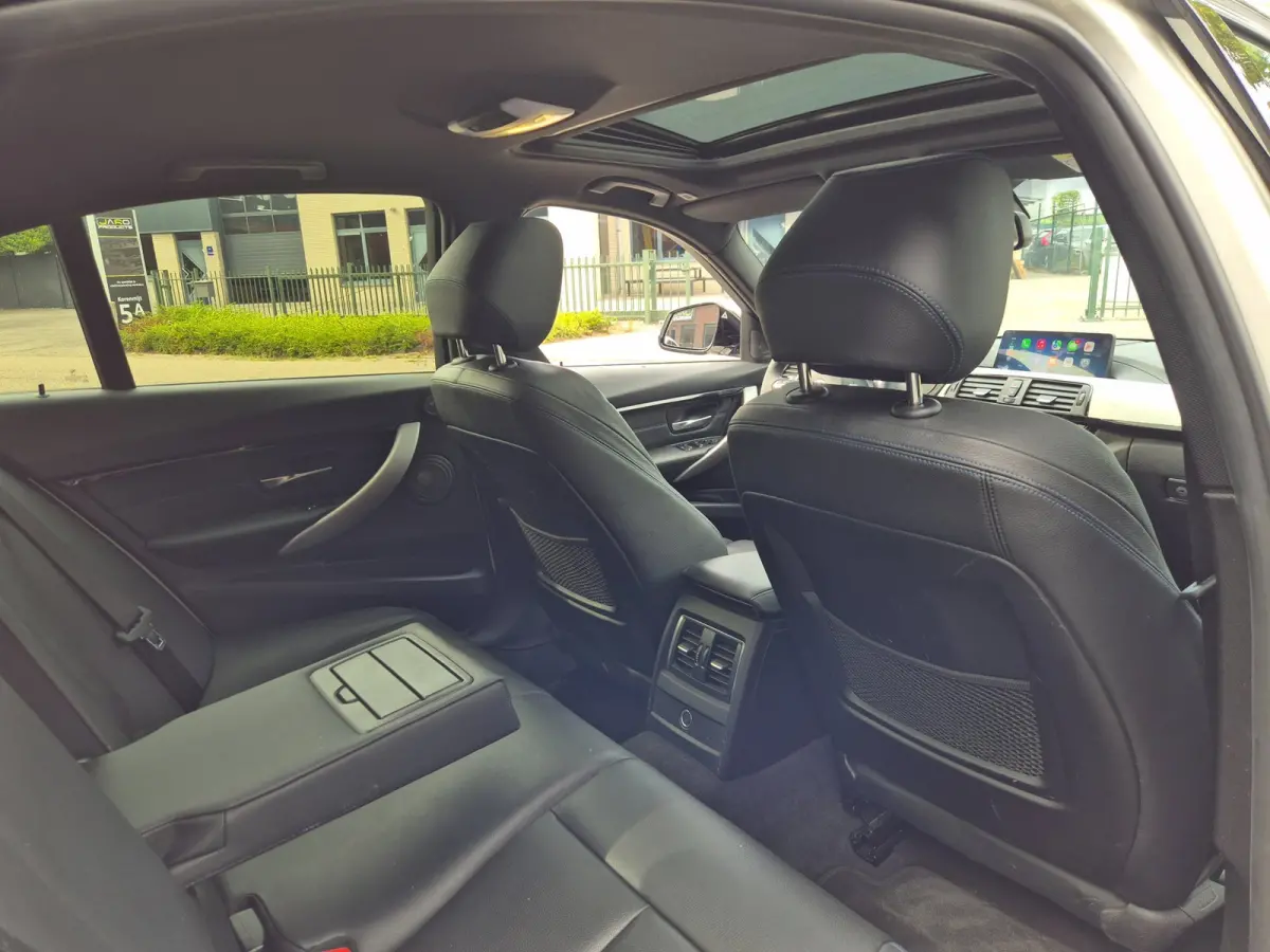 320i Sport Ed Pano CarPlay H&K virtual dash GR Navi Elk. Trekhaak Camera Dode Hoek waarschuwing 19inch M Velgen