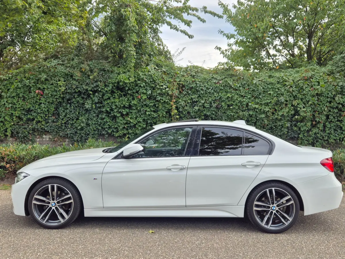 320i Sport Ed Pano CarPlay H&K virtual dash GR Navi Elk. Trekhaak Camera Dode Hoek waarschuwing 19inch M Velgen