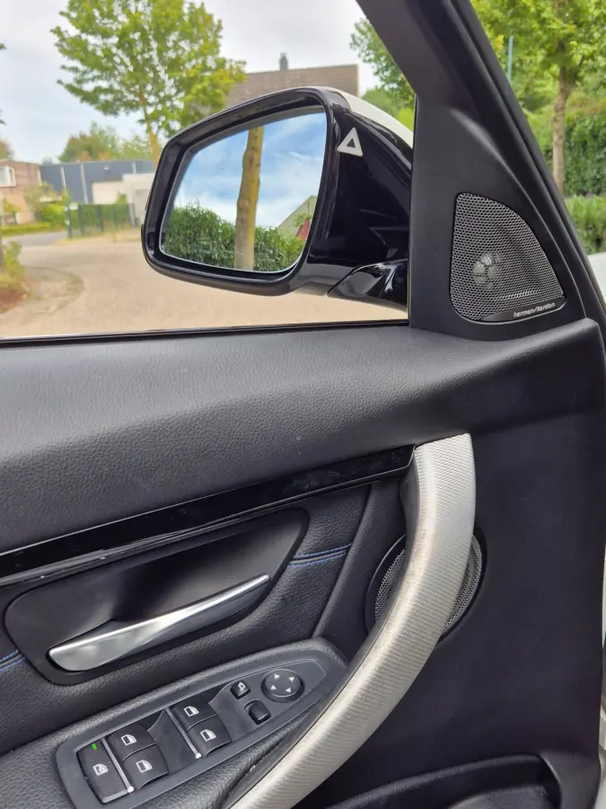 320i Sport Ed Pano CarPlay H&K virtual dash GR Navi Elk. Trekhaak Camera Dode Hoek waarschuwing 19inch M Velgen