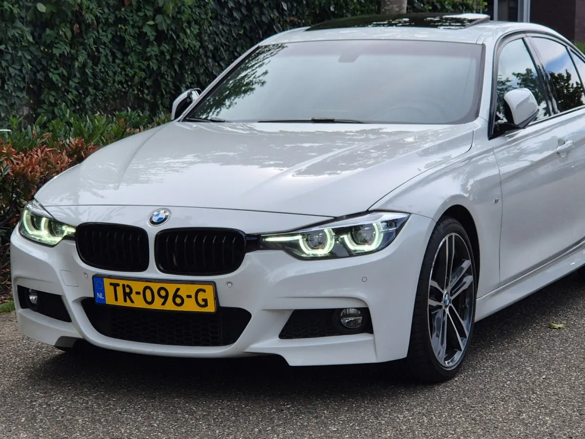 320i Sport Ed Pano CarPlay H&K virtual dash GR Navi Elk. Trekhaak Camera Dode Hoek waarschuwing 19inch M Velgen