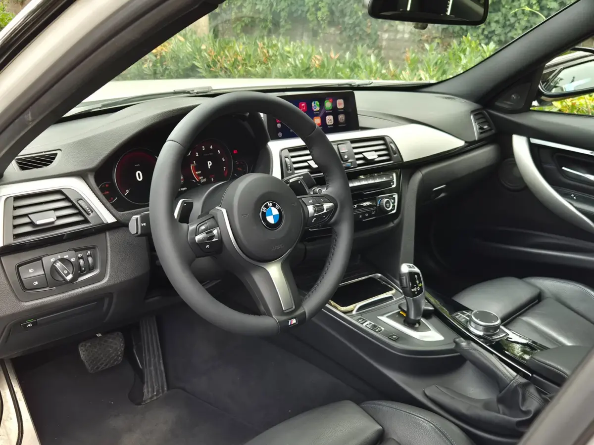 320i Sport Ed Pano CarPlay H&K virtual dash GR Navi Elk. Trekhaak Camera Dode Hoek waarschuwing 19inch M Velgen