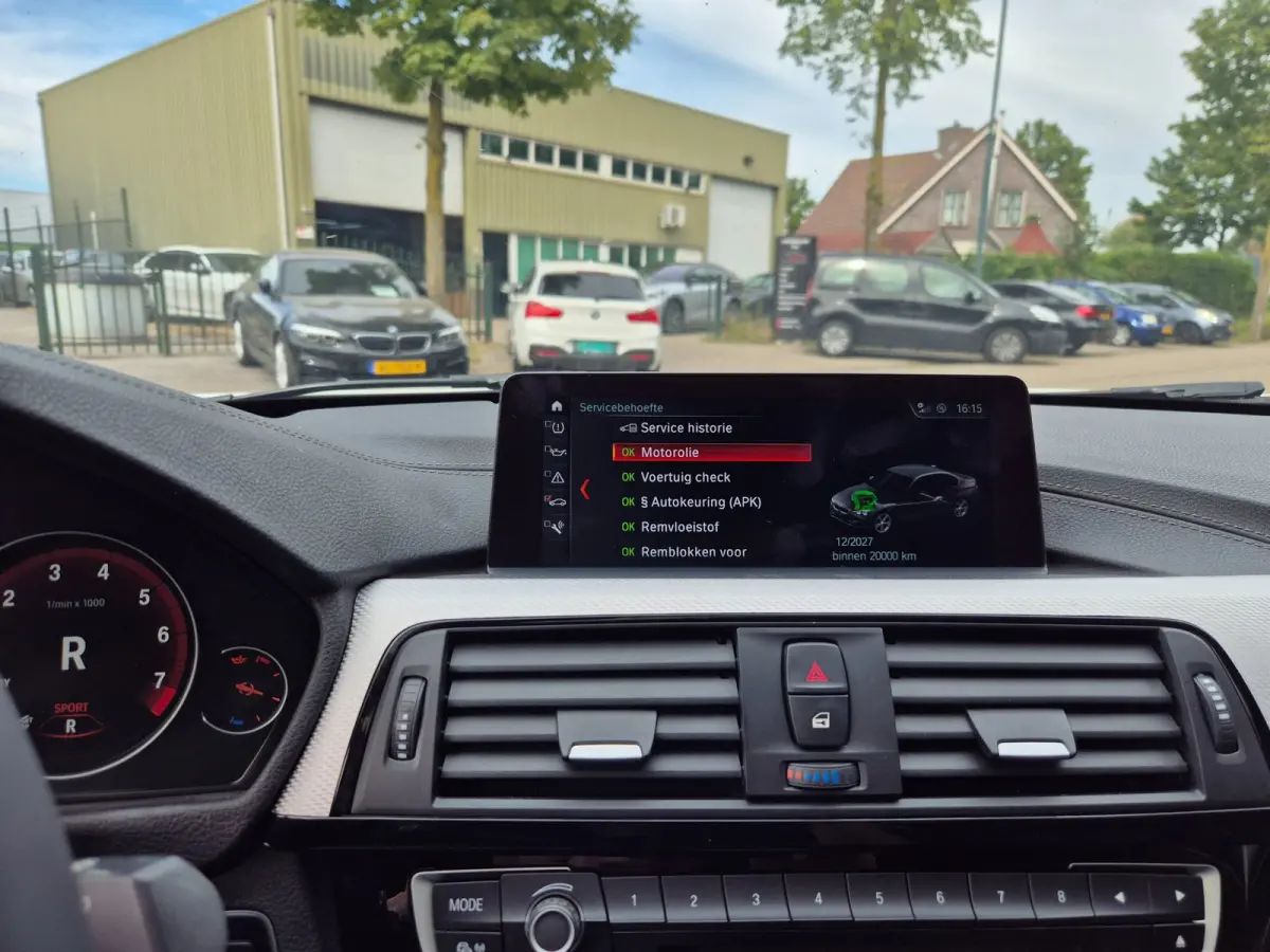 320i Sport Ed Pano CarPlay H&K virtual dash GR Navi Elk. Trekhaak Camera Dode Hoek waarschuwing 19inch M Velgen