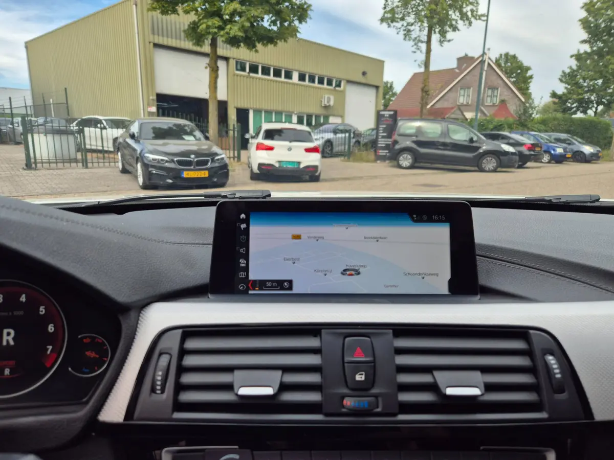 320i Sport Ed Pano CarPlay H&K virtual dash GR Navi Elk. Trekhaak Camera Dode Hoek waarschuwing 19inch M Velgen