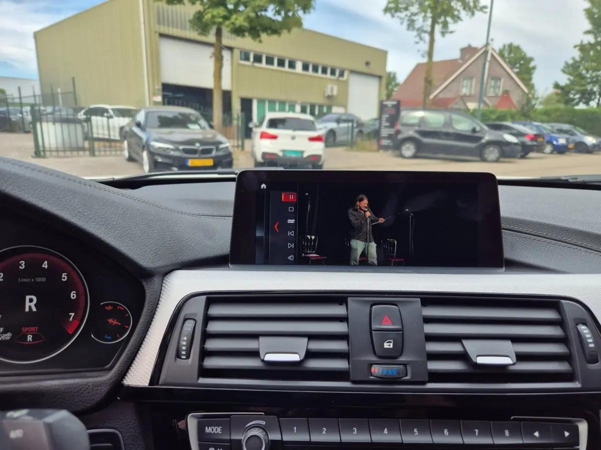 320i Sport Ed Pano CarPlay H&K virtual dash GR Navi Elk. Trekhaak Camera Dode Hoek waarschuwing 19inch M Velgen