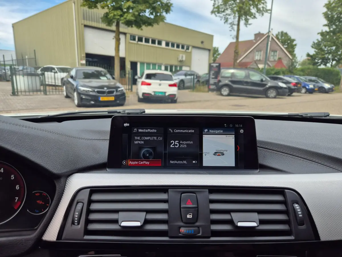 320i Sport Ed Pano CarPlay H&K virtual dash GR Navi Elk. Trekhaak Camera Dode Hoek waarschuwing 19inch M Velgen