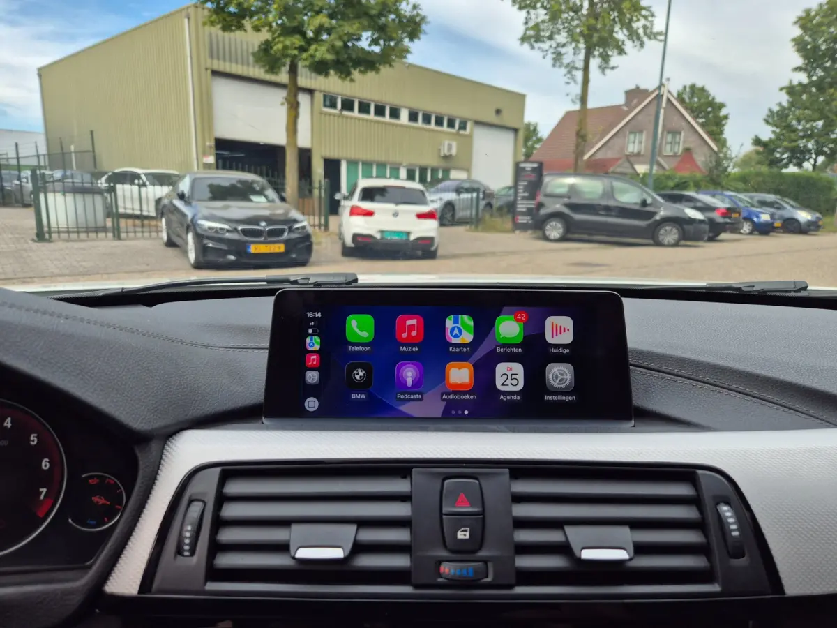 320i Sport Ed Pano CarPlay H&K virtual dash GR Navi Elk. Trekhaak Camera Dode Hoek waarschuwing 19inch M Velgen