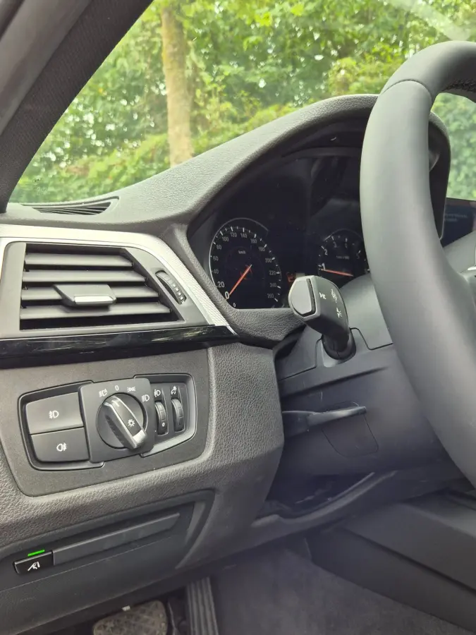 320i Sport Ed Pano CarPlay H&K virtual dash GR Navi Elk. Trekhaak Camera Dode Hoek waarschuwing 19inch M Velgen