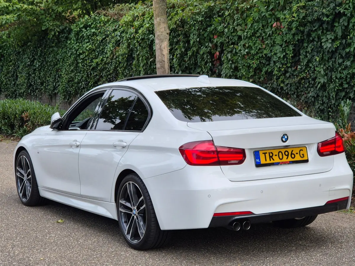 320i Sport Ed Pano CarPlay H&K virtual dash GR Navi Elk. Trekhaak Camera Dode Hoek waarschuwing 19inch M Velgen