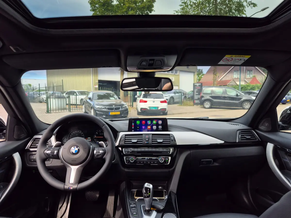 320i Sport Ed Pano CarPlay H&K virtual dash GR Navi Elk. Trekhaak Camera Dode Hoek waarschuwing 19inch M Velgen