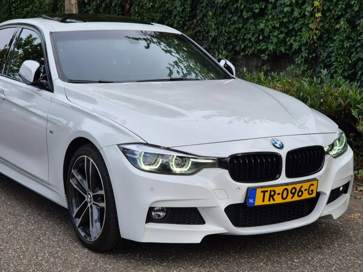 320i Sport Ed Pano CarPlay H&K virtual dash GR Navi Elk. Trekhaak Camera Dode Hoek waarschuwing 19inch M Velgen