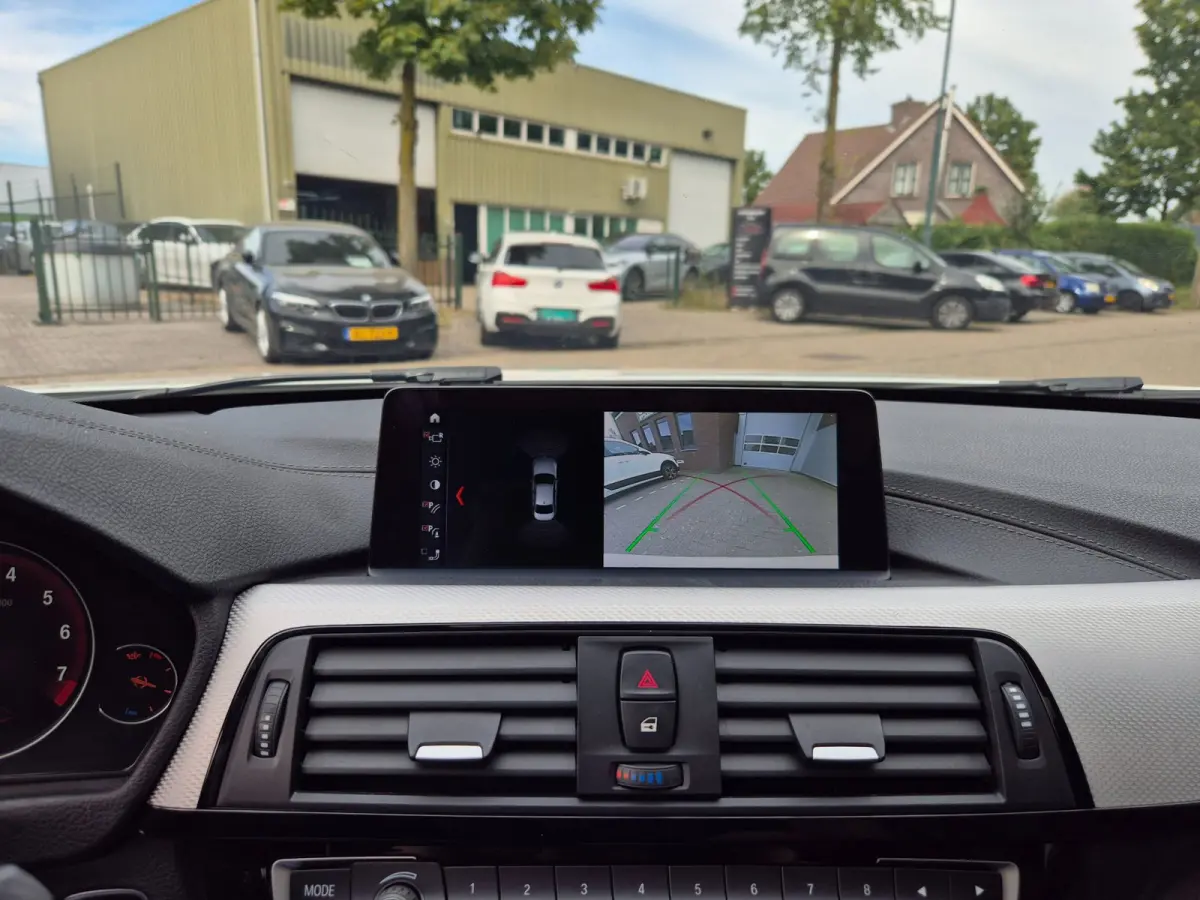 320i Sport Ed Pano CarPlay H&K virtual dash GR Navi Elk. Trekhaak Camera Dode Hoek waarschuwing 19inch M Velgen