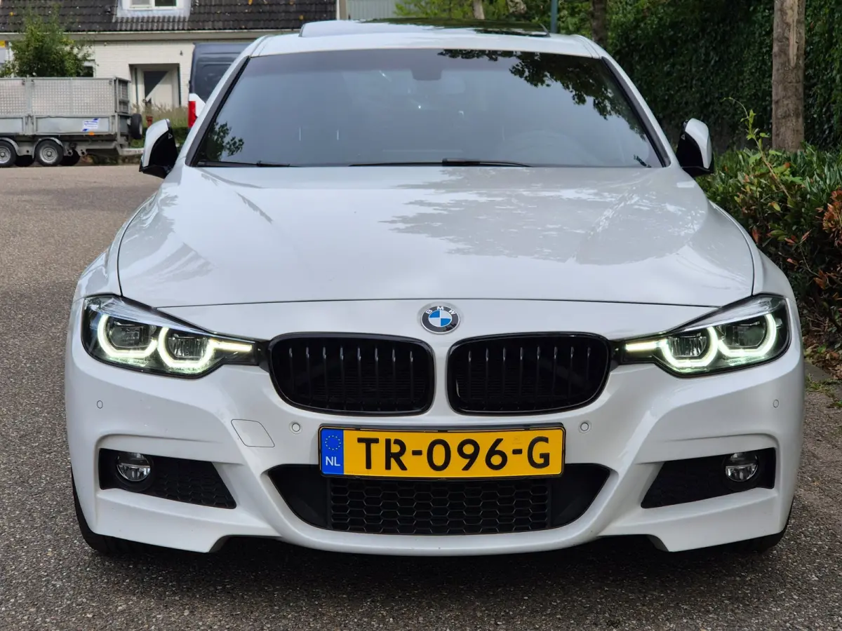 320i Sport Ed Pano CarPlay H&K virtual dash GR Navi Elk. Trekhaak Camera Dode Hoek waarschuwing 19inch M Velgen