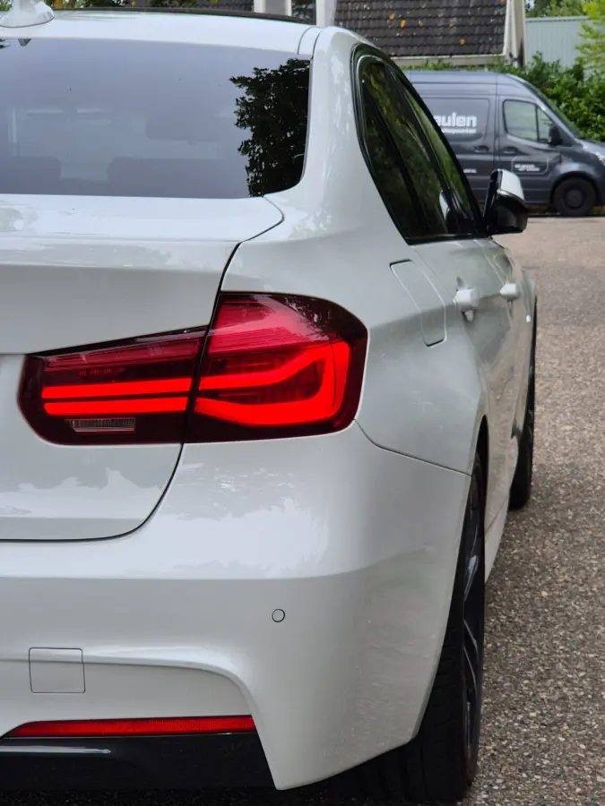 320i Sport Ed Pano CarPlay H&K virtual dash GR Navi Elk. Trekhaak Camera Dode Hoek waarschuwing 19inch M Velgen