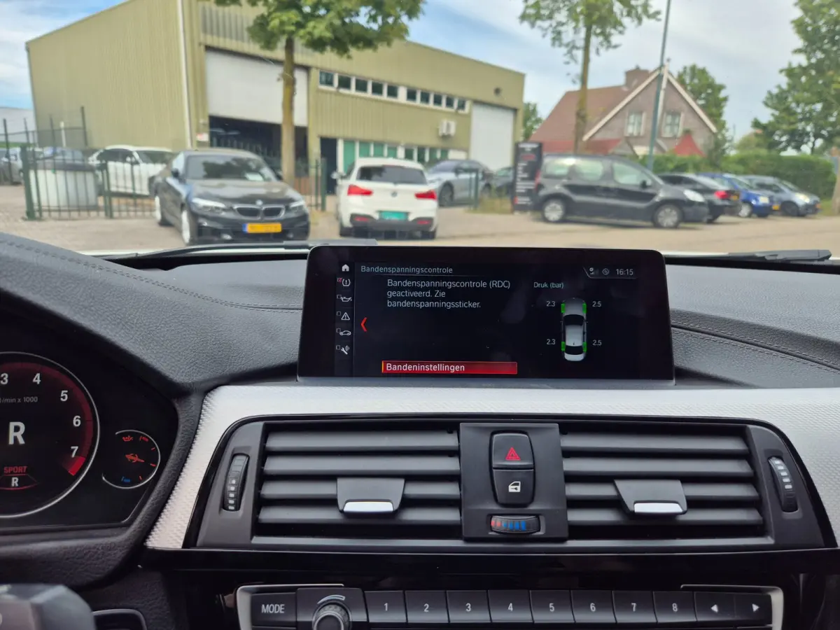 320i Sport Ed Pano CarPlay H&K virtual dash GR Navi Elk. Trekhaak Camera Dode Hoek waarschuwing 19inch M Velgen