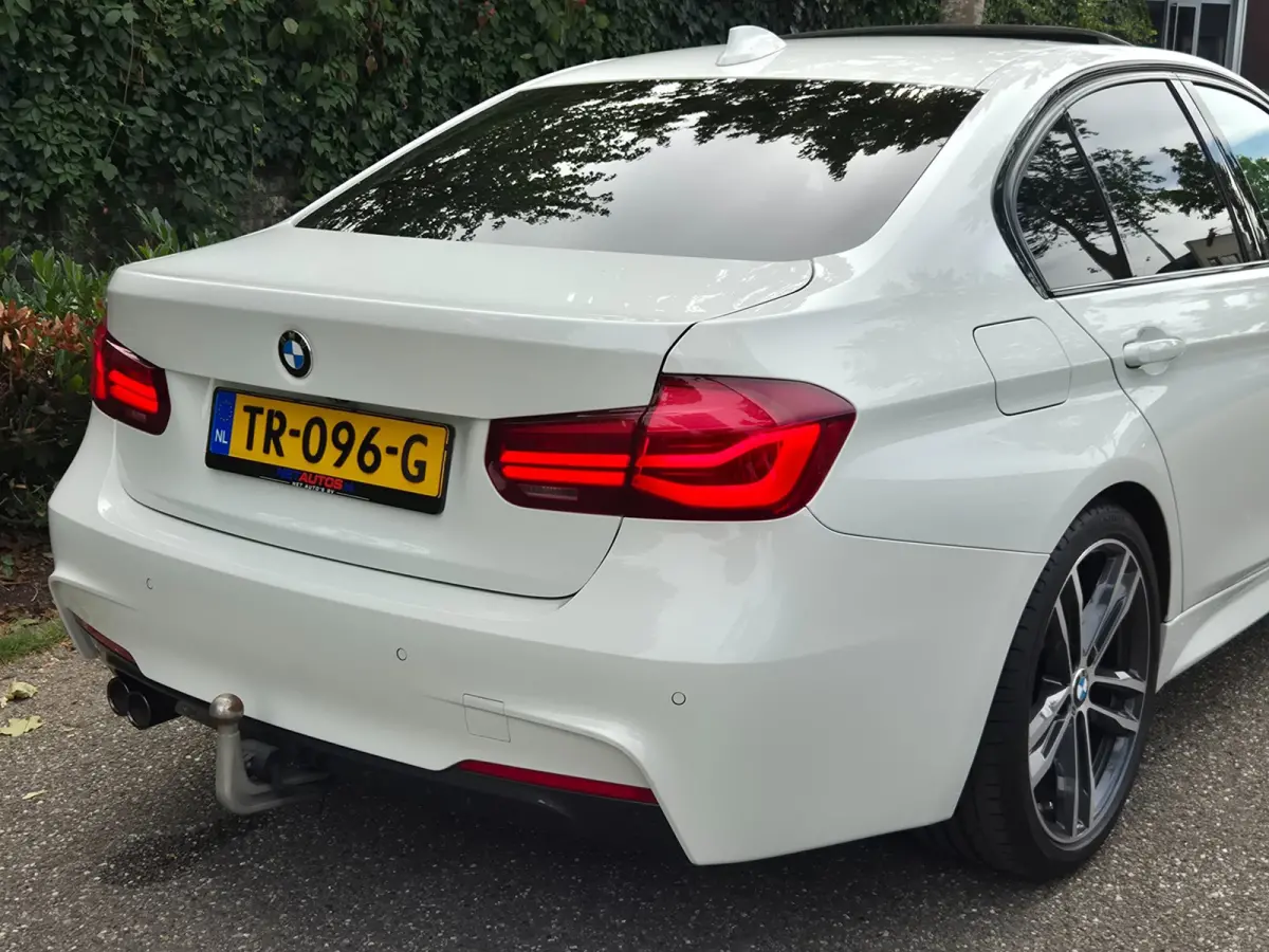 320i Sport Ed Pano CarPlay H&K virtual dash GR Navi Elk. Trekhaak Camera Dode Hoek waarschuwing 19inch M Velgen