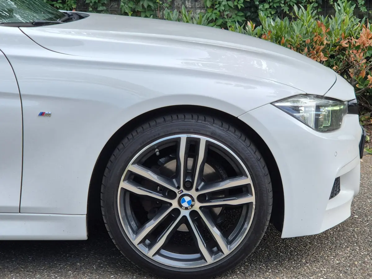 320i Sport Ed Pano CarPlay H&K virtual dash GR Navi Elk. Trekhaak Camera Dode Hoek waarschuwing 19inch M Velgen