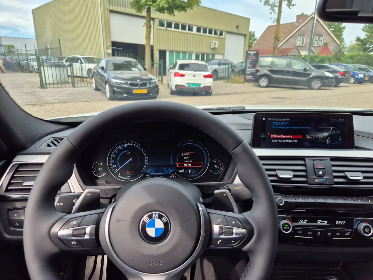320i Sport Ed Pano CarPlay H&K virtual dash GR Navi Elk. Trekhaak Camera Dode Hoek waarschuwing 19inch M Velgen