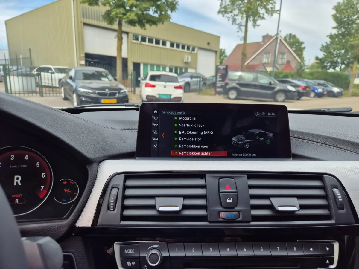 320i Sport Ed Pano CarPlay H&K virtual dash GR Navi Elk. Trekhaak Camera Dode Hoek waarschuwing 19inch M Velgen
