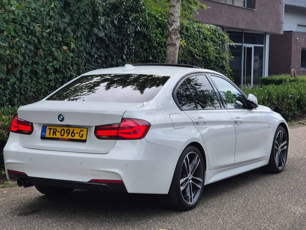 320i Sport Ed Pano CarPlay H&K virtual dash GR Navi Elk. Trekhaak Camera Dode Hoek waarschuwing 19inch M Velgen