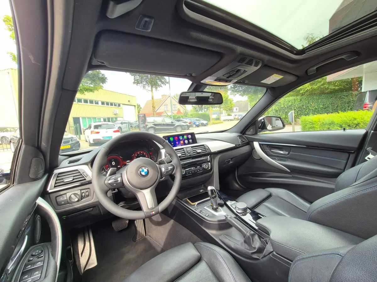 320i Sport Ed Pano CarPlay H&K virtual dash GR Navi Elk. Trekhaak Camera Dode Hoek waarschuwing 19inch M Velgen
