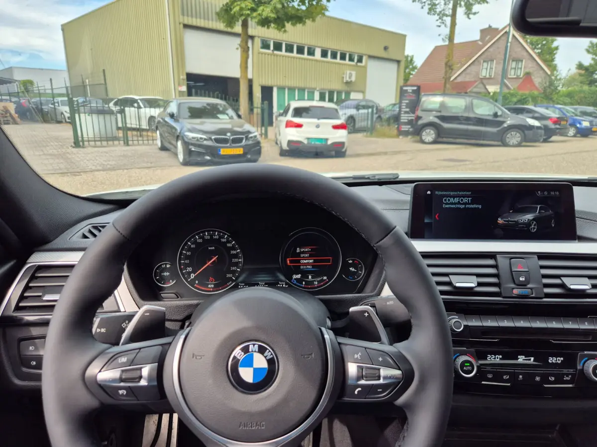 320i Sport Ed Pano CarPlay H&K virtual dash GR Navi Elk. Trekhaak Camera Dode Hoek waarschuwing 19inch M Velgen