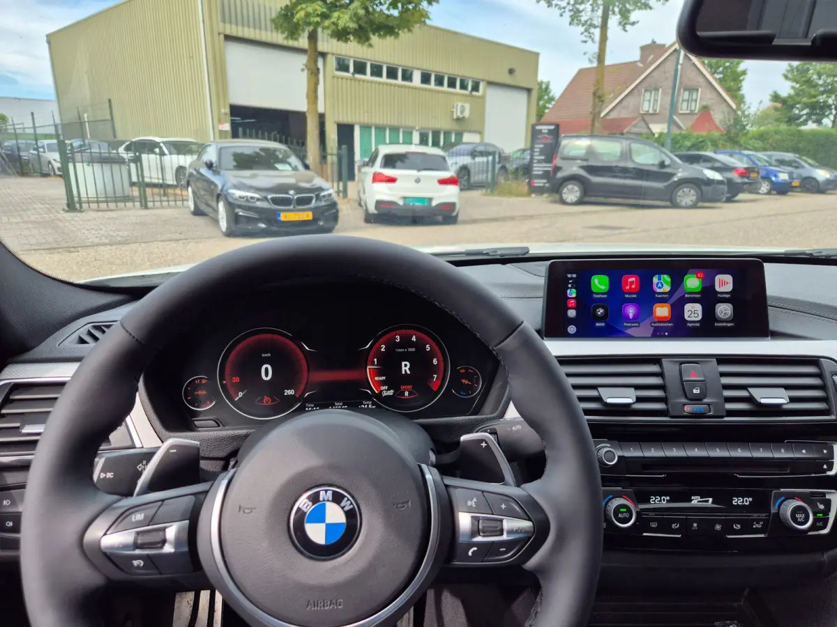 320i Sport Ed Pano CarPlay H&K virtual dash GR Navi Elk. Trekhaak Camera Dode Hoek waarschuwing 19inch M Velgen