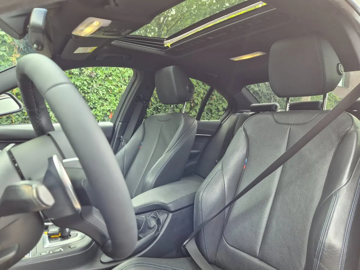 320i Sport Ed Pano CarPlay H&K virtual dash GR Navi Elk. Trekhaak Camera Dode Hoek waarschuwing 19inch M Velgen