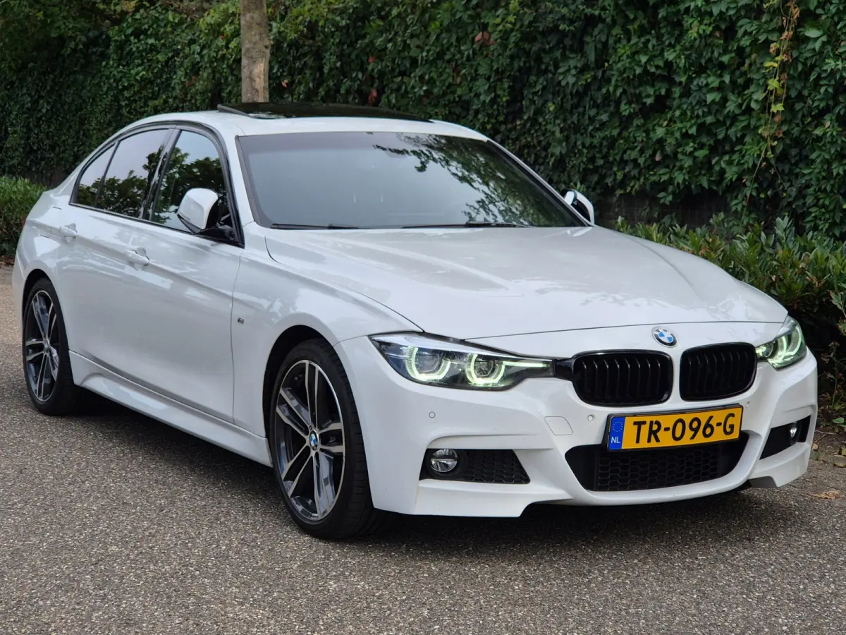 320i Sport Ed Pano CarPlay H&K virtual dash GR Navi Elk. Trekhaak Camera Dode Hoek waarschuwing 19inch M Velgen