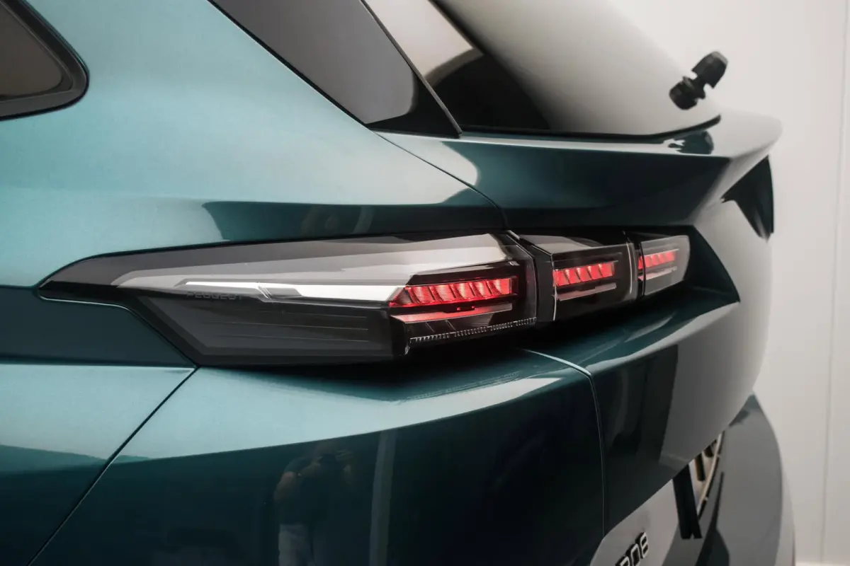 1.2 PureTech Business Edition Automaat NL-auto [ Full LED I-Cockpit Carplay Parkeersensoren Navigatie Full Map ]