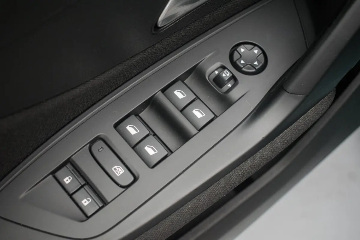 1.2 PureTech Business Edition Automaat NL-auto [ Full LED I-Cockpit Carplay Parkeersensoren Navigatie Full Map ]
