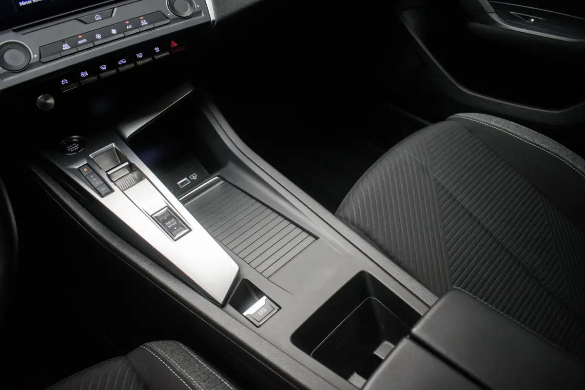 1.2 PureTech Business Edition Automaat NL-auto [ Full LED I-Cockpit Carplay Parkeersensoren Navigatie Full Map ]