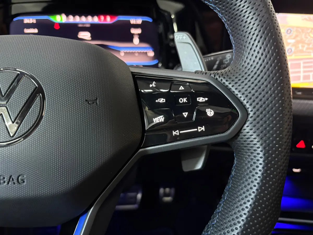 2.0 TSI R 4Motion, Pano, Akra, HK Audio, HUD